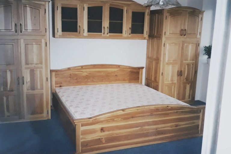 ágy akasztós és polcos szekrénnyel