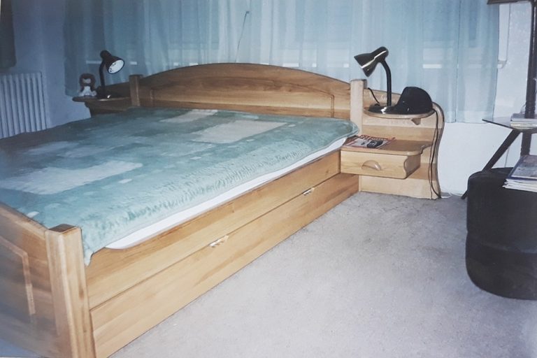 ágyneműtartós ágy éjjeliszekrénnyel