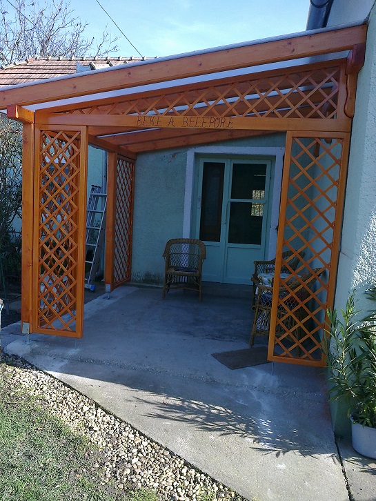 Apácarács ház bejáratánál