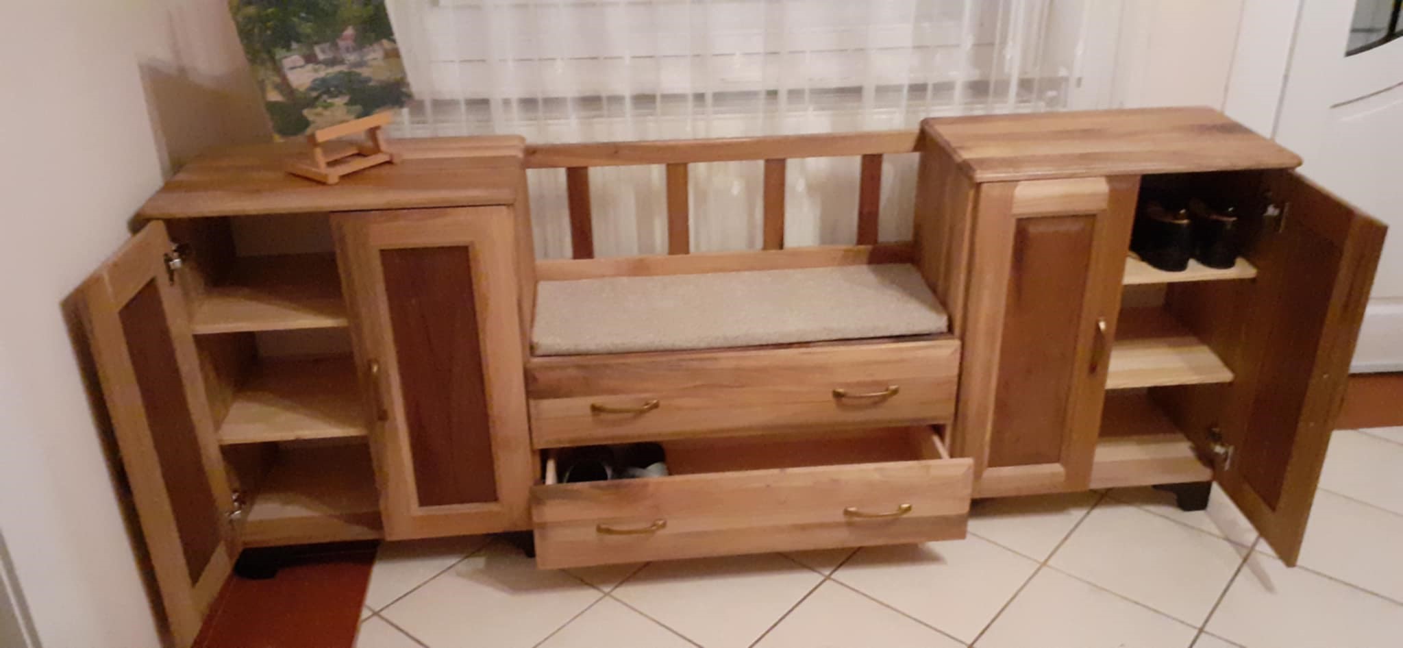 Cipőtartó öltözkődő üléssel