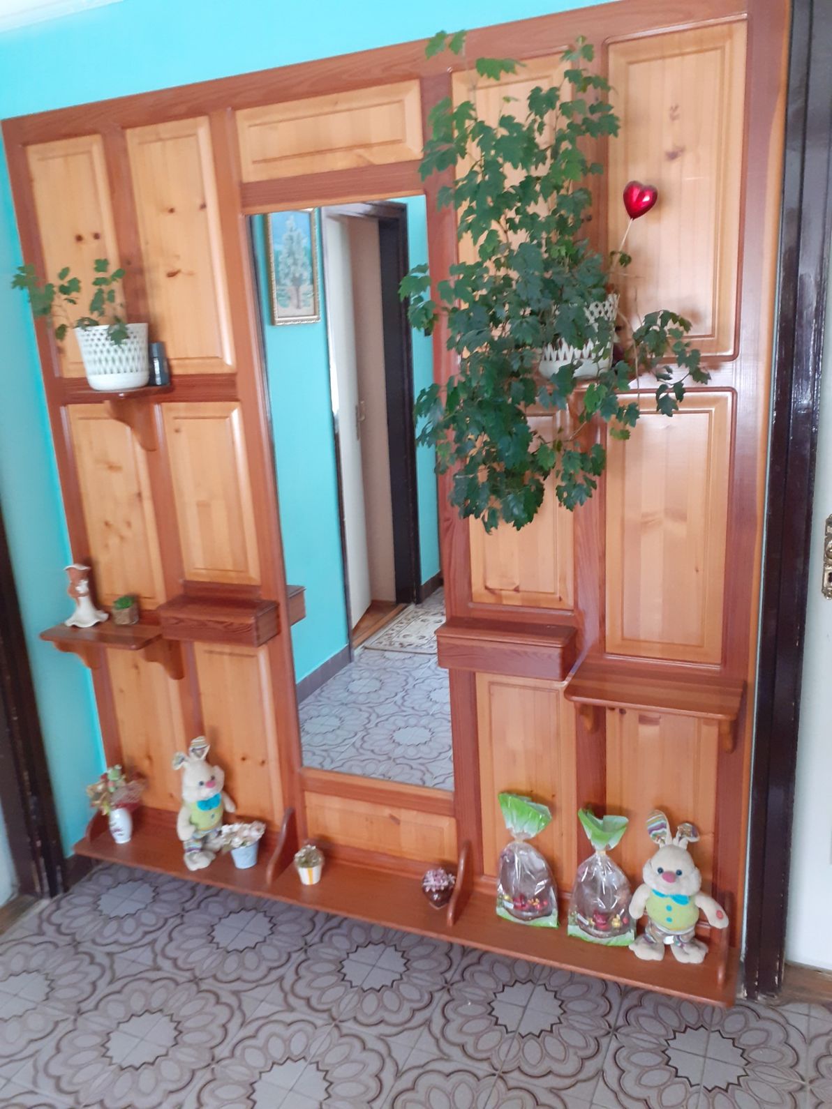 Fa előszobafal virágokkal és díszekkel