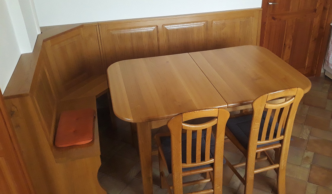 Étkezőasztal székekkel és sarokpaddal