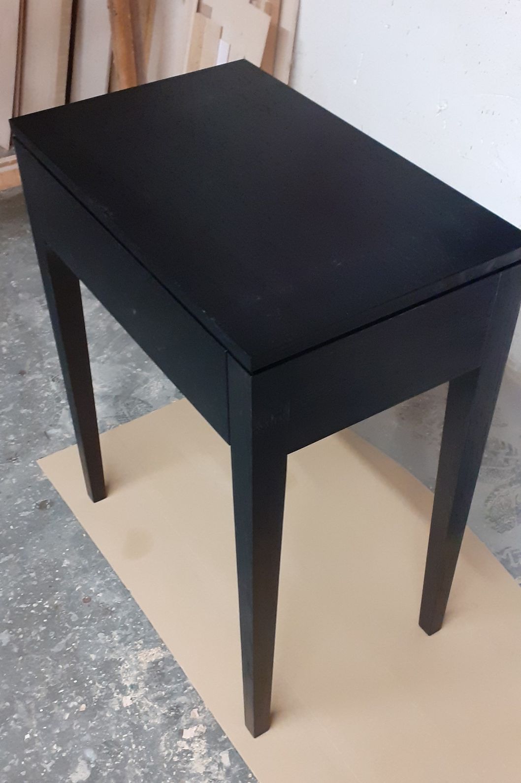 Fekete kisasztal fiókkal csukva