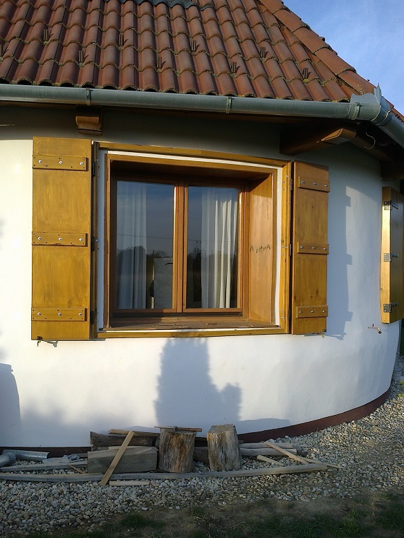 Nyitott osztott ajtós spaletta