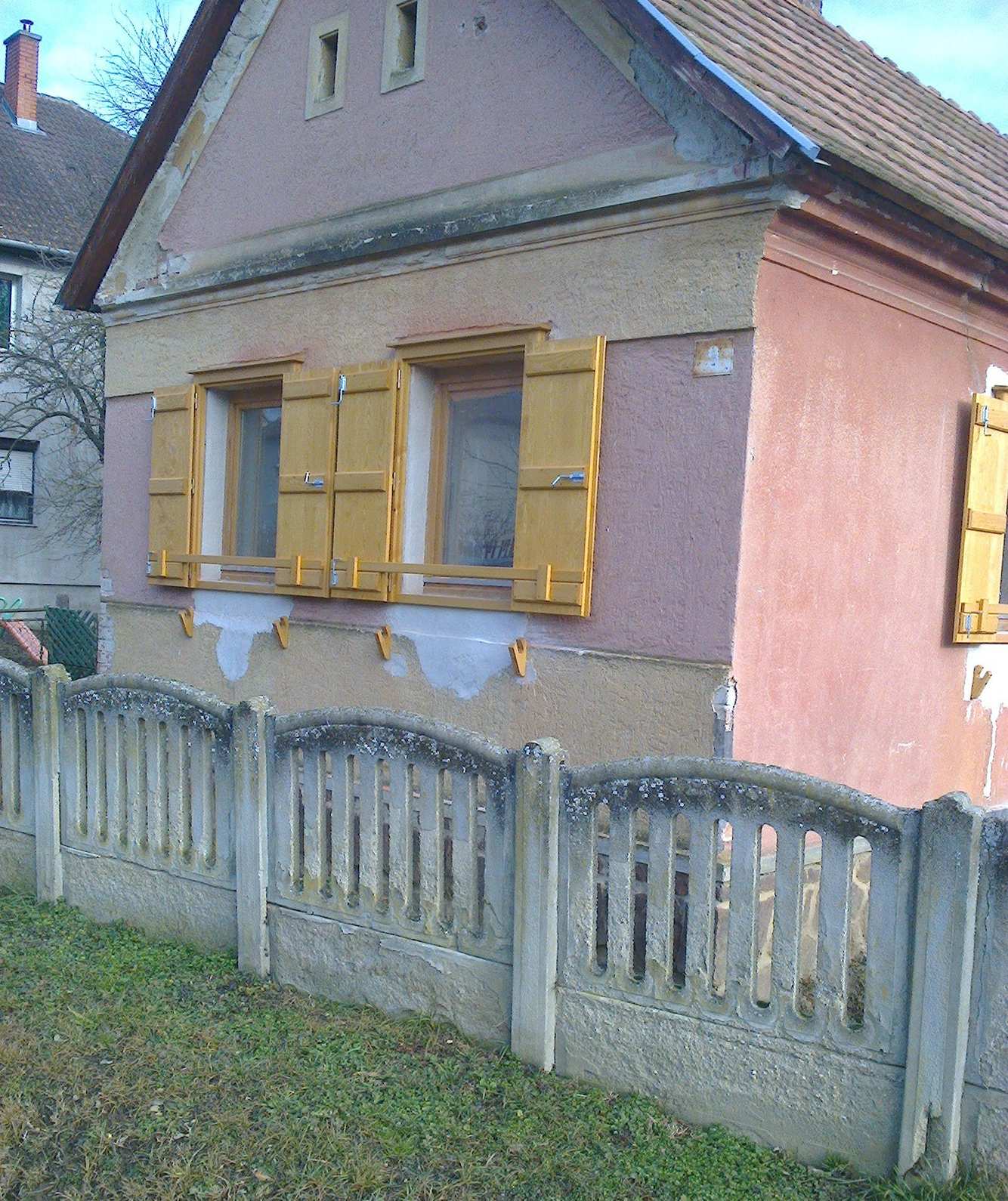 Nyitott osztott ajtós spaletta